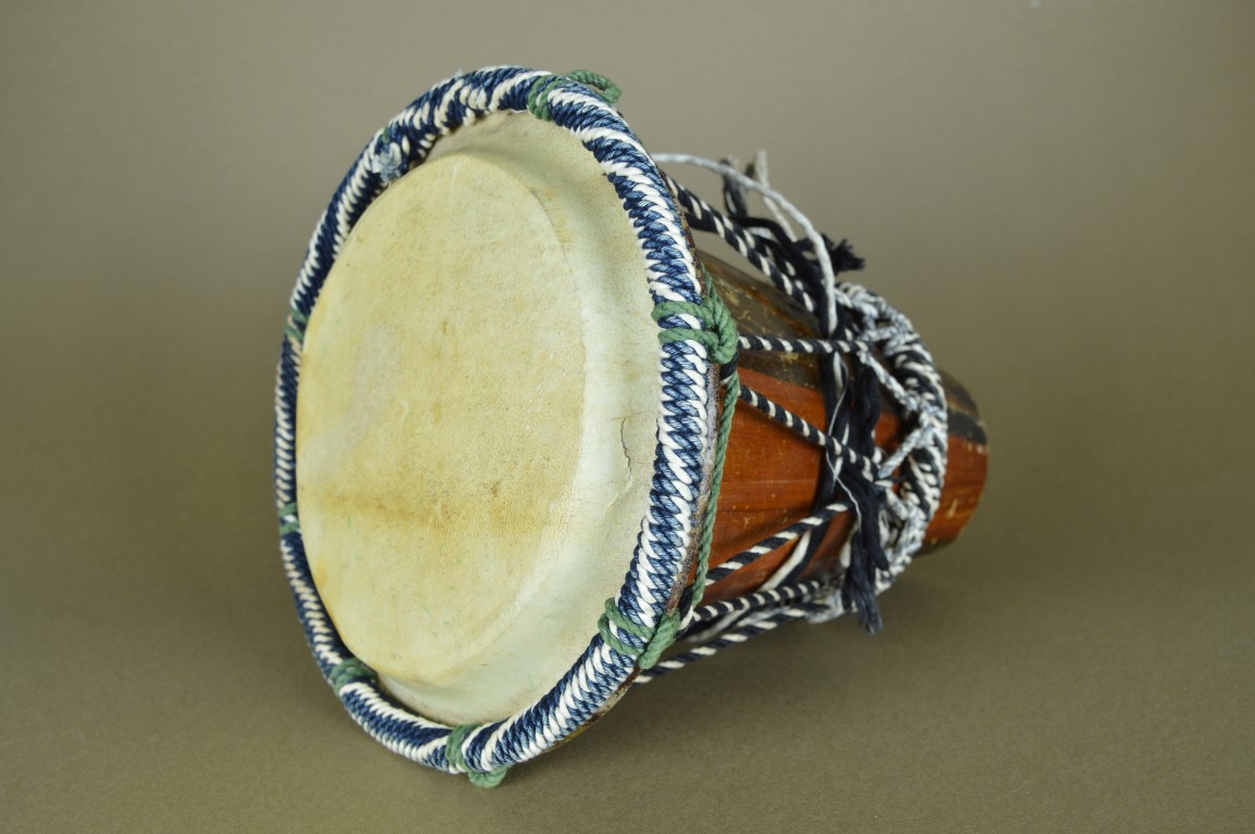 Trommel van hout, huid en touw