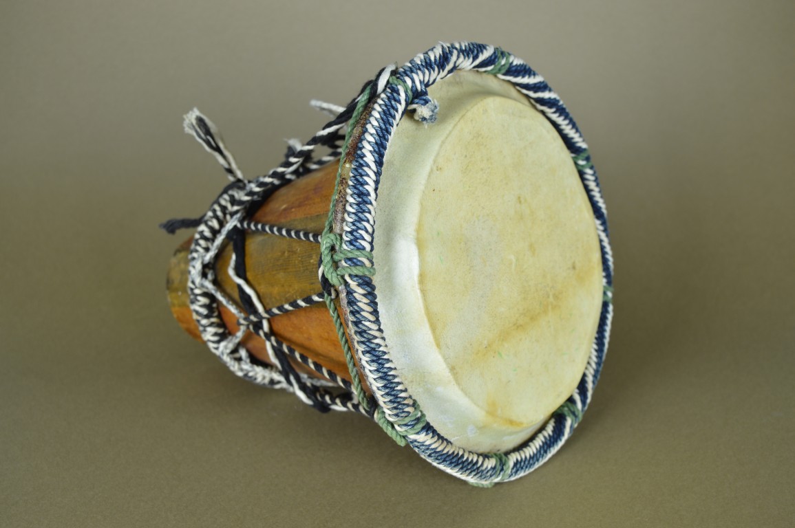 Trommel van hout, huid en touw
