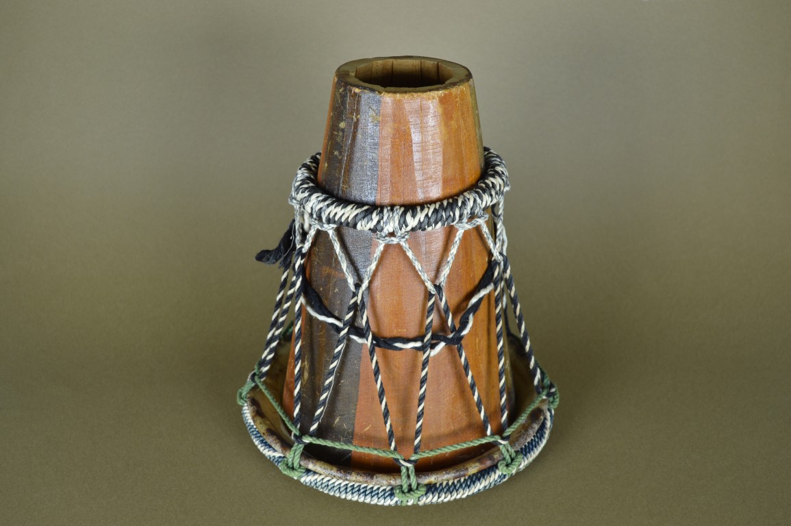 Trommel van hout, huid en touw