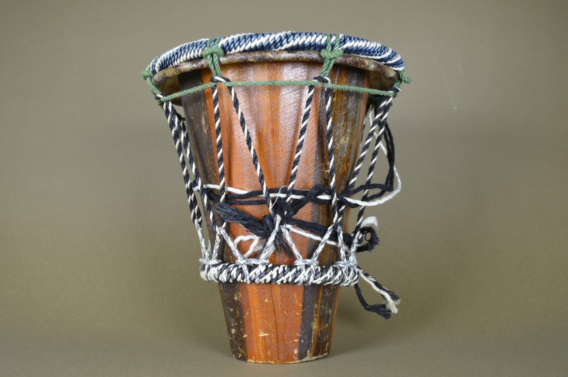 Trommel van hout, huid en touw