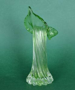 Mondgeblazen vaas bloem met openstaande kelk - lichtgroen glas