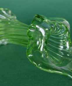 Mondgeblazen vaas bloem met openstaande kelk - lichtgroen glas