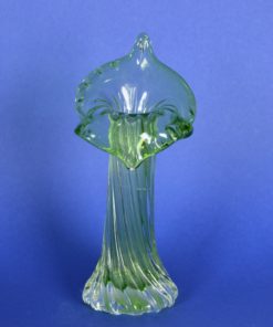 Mondgeblazen vaas bloem met openstaande kelk - lichtgroen glas