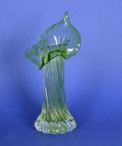 Mondgeblazen vaas bloem met openstaande kelk - lichtgroen glas