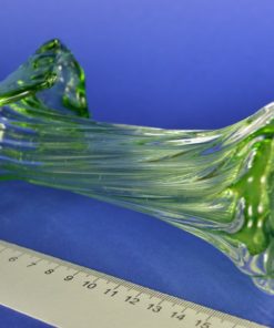 Mondgeblazen vaas bloem met openstaande kelk - lichtgroen glas