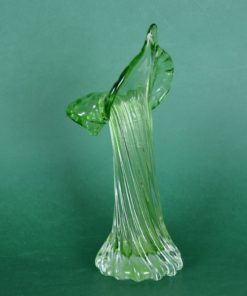 Mondgeblazen vaas bloem met openstaande kelk - lichtgroen glas