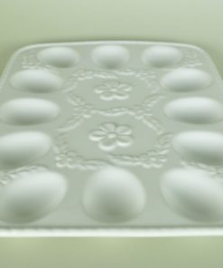 Eierbord met bloemen - wit porselein