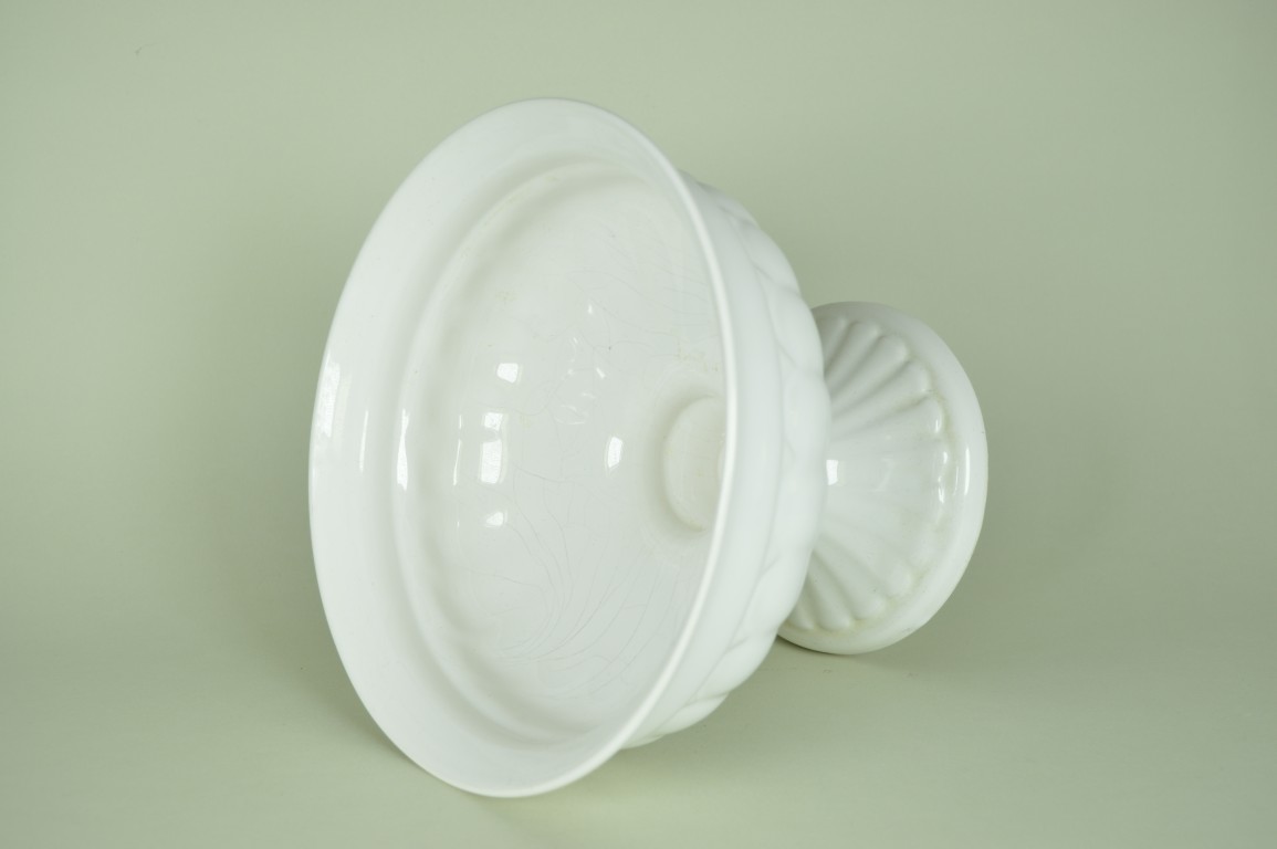 Schaal op voet nr. 231, Delfts wit Porcelyte