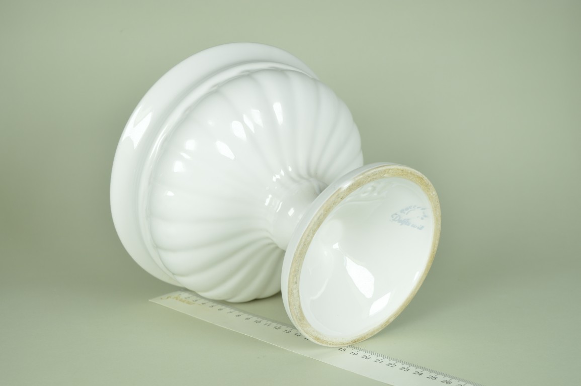 Schaal op voet nr. 231, Delfts wit Porcelyte